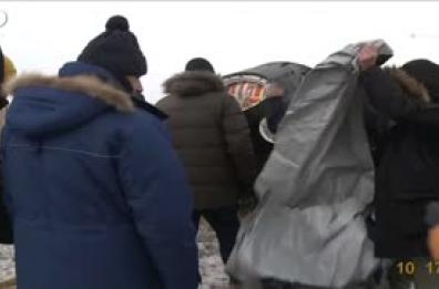 La navicella spaziale Soyuz atterra in Kazakistan dopo la missione spaziale La navicella spaziale Soyuz atterra in Kazakistan dopo la missione spaziale