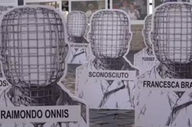 Morti nelle carceri, flash-mob con 72 sagome senza volto davanti a Montecitorio Morti nelle carceri, flash-mob con 72 sagome senza volto davanti a Montecitorio