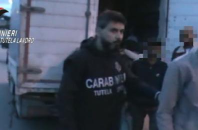 Meno di 3 euro l'ora per 14 ore di lavoro, arresti per caporalato nell'Aversano Meno di 3 euro l'ora per 14 ore di lavoro, arresti per caporalato nell'Aversano