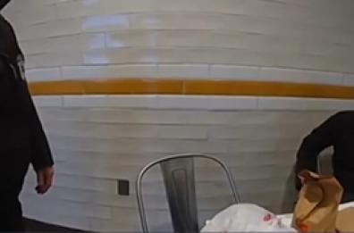 Le autorita' Usa diffondo il video con il fermo di Mangione nel fast-food