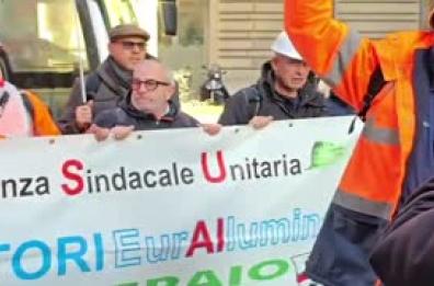 Roma, Eurallumina: i lavoratori giunti dalla Sardegna davanti al Mimit Roma, Eurallumina: i lavoratori giunti dalla Sardegna davanti al Mimit