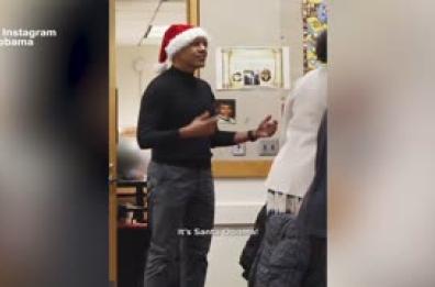 Obama 'natalizio' legge i libri insieme agli studenti di una scuola elementare di Chicago Obama 'natalizio' legge i libri insieme agli studenti di una scuola elementare di Chicago