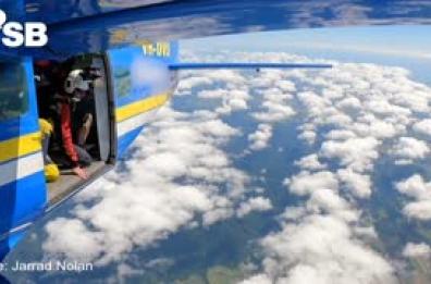 Australia, salvo per miracolo un paracadutista impigliato sull'aereo Australia, salvo per miracolo un paracadutista impigliato sull'aereo