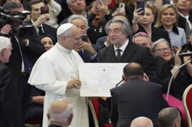 A Riccardo Muti il premio Ratzinger dalle mani di papa Leone A Riccardo Muti il premio Ratzinger dalle mani di papa Leone