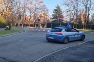 Rapina a guardia giurata nella notte a Milano, vigilante spara tra le case