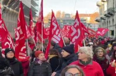 Sciopero generale, corteo Cgil a Torino contro la manovra