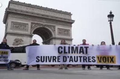Parigi, Greenpeace sparge vernice davanti all'Arc de Triomphe Parigi, Greenpeace sparge vernice davanti all'Arc de Triomphe