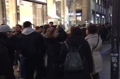 Milano, vie del centro affollate per lo shopping natalizio Milano, vie del centro affollate per lo shopping natalizio