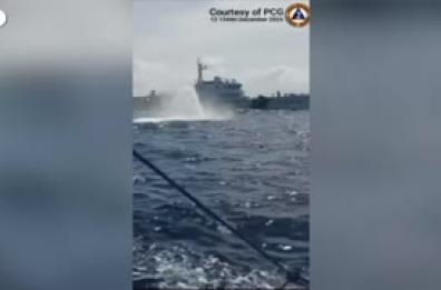 Tensione in Asia, la Guardia Costiera cinese spara con idranti contro un'imbarcazione filippina Tensione in Asia, la Guardia Costiera cinese spara con idranti contro un'imbarcazione filippina