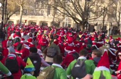Centinaia di ciclisti vestiti da Babbo Natale invadono il centro di Londra Centinaia di ciclisti vestiti da Babbo Natale invadono il centro di Londra