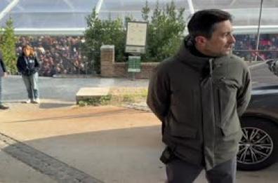 Atreju, Meloni si ferma a firmare il suo libro poi saluta il pubblico esultando Atreju, Meloni si ferma a firmare il suo libro poi saluta il pubblico esultando