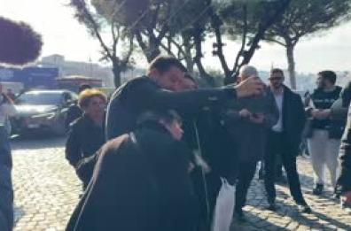 Atreju, bagno di selfie per Salvini: "Asset russi? Parlo di Milan"
