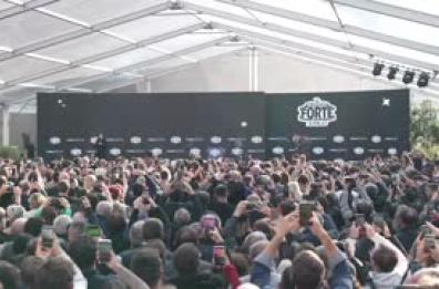 Atreju: Meloni accolta dai cori risponde saltellando Atreju: Meloni accolta dai cori risponde saltellando