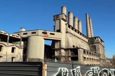 Diciannovenne muore cadendo dal tetto di un capannone abbandonato