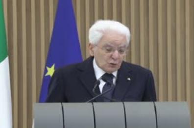 Mattarella: "C'e' una disordinata e ingiustificata aggressione alla Ue"