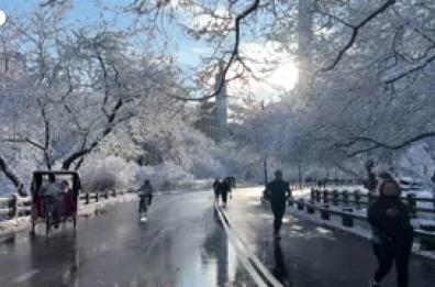 New York si veste di bianco, e a Central Park c'e' anche chi scia