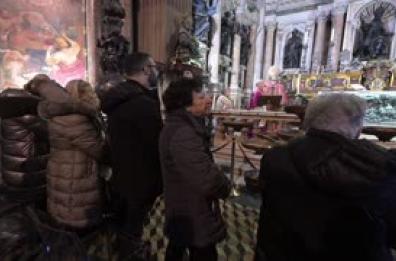 Napoli, si ripete il "prodigio" della liquefazione del sangue di San Gennaro Napoli, si ripete il "prodigio" della liquefazione del sangue di San Gennaro