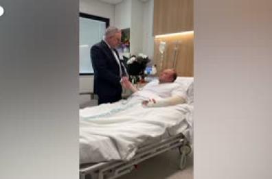 Australia, il primo ministro Albanese visita "l'eroe di Bondi Beach"