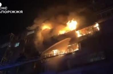 Drone contro un grattacielo a Zaporizhzhia, soccorritori al lavoro Drone contro un grattacielo a Zaporizhzhia, soccorritori al lavoro