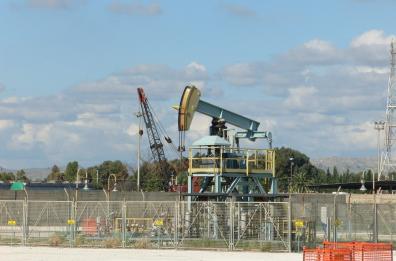 Petrolio in rialzo, Wti a 56,03 dollari (+0,76%)