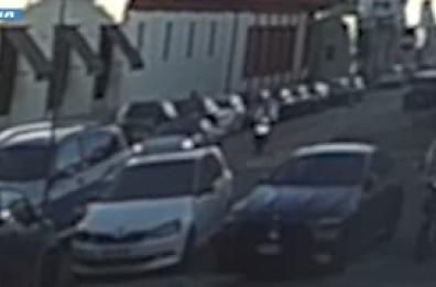 La immobilizza e le strappa orecchini di diamante del valore di centomila euro