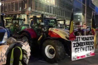 Bruxelles, gli agricoltori protestano con i trattori durante il vertice UE
