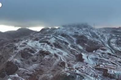 La prima neve dell'inverno ricopre il Jabal al-Lawz in Arabia Saudita