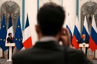 Peskov, 'Putin pronto al dialogo con Macron'