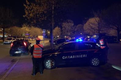 Carabinieri sparano ad auto in fuga con presunto estorsore, un ferito