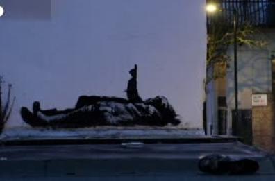 Due bambini sdraiati a terra che guardano il cielo, il nuovo murale di Banksy a Londra