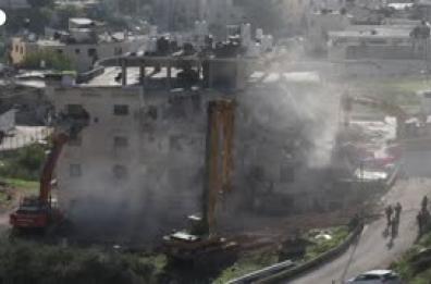 Le ruspe israeliane demoliscono uno stabile che ospitava un centinaio di palestinesi, anche bimbi e malati