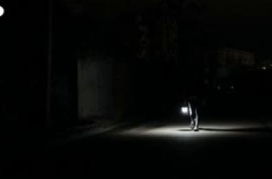 Ucraina, gli abitanti di Odessa al buio per i blackout: "Non ci arrendiamo"