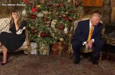 Trump a un bimbo: "Controlliamo che Babbo Natale sia buono e non un infiltrato"