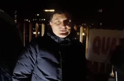 "Io ci sono", il sindaco di Isernia dorme in tenda davanti all'ospedale