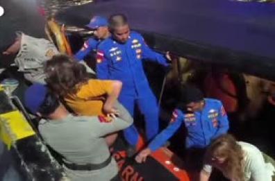 Imbarcazione turistica affonda in Indonesia, dispersa una famiglia spagnola