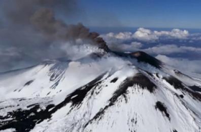 Etna, lo spettacolo dall'alto dell'attivita' vulcanica fra la neve