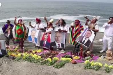 Gli sciamani peruviani oltraggiano le immagini dei leader del mondo