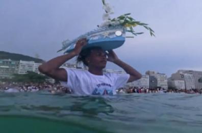 Rio de Janeiro, l'omaggio alla regina del mare sulla spiaggia di Copacabana