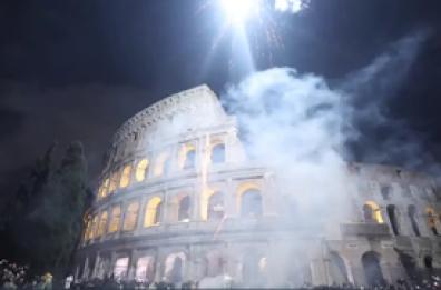 Capodanno a Roma, il Colosseo "bombardato" dai fuochi d'artificio