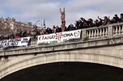 Capodanno a Roma, il tuffo di Mister Ok nel Tevere