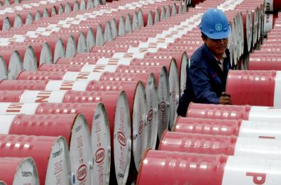 Sale il prezzo del petrolio, Wti a 57,88 dollari