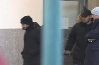 Milano, autopsia di Aurora Livoli. I genitori portano un mazzo di fiori