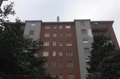 Milano, i fiori dei genitori di Aurora Livoli sul luogo del ritrovamento della giovane