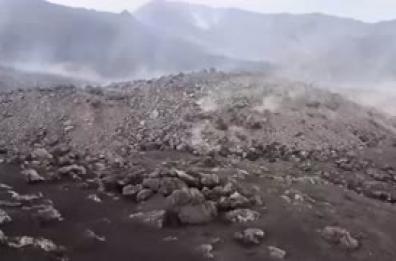 Etna, la colata lavica avanza fino a quota 1.420 metri