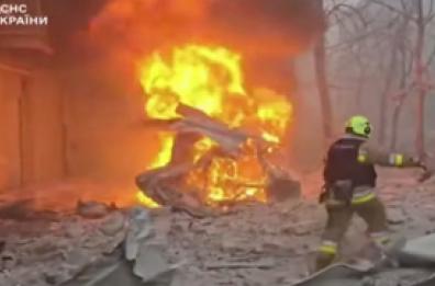 Ucraina, attacco russo su Kharkiv: i soccorsi poco dopo il raid