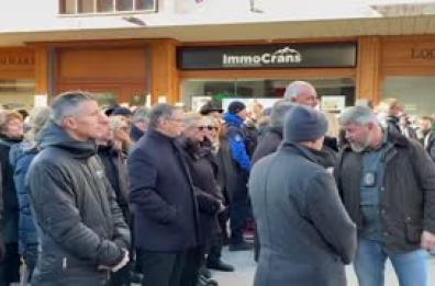 Applausi per i soccorritori dell'incendio di Crans-Montana