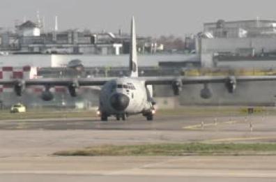 Milano, atterrato a Linate l'aereo di Stato con le vittime di Crans-Montana