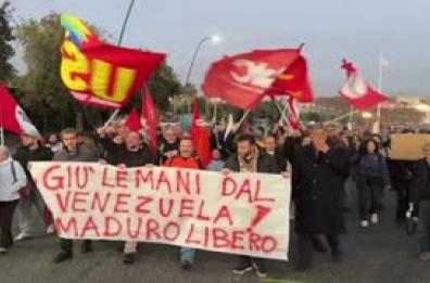 Corteo a Napoli contro Trump: "Giu' le mani dal Venezuela"