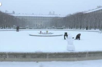 Parigi, la neve imbianca i giardini del Palais-Royal