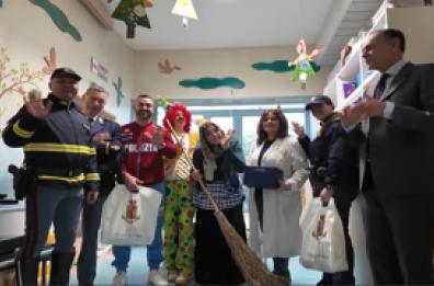 Roma, la Befana della Polizia "atterra" al Gemelli